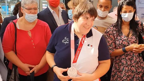 En vidéo : l’accueil chaleureux pour la médaillée paralympique Léa...